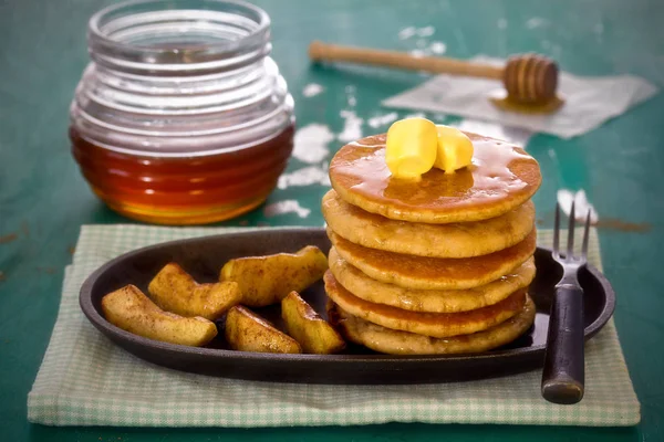 Pancakes with apples and honey — Stock Photo, Image