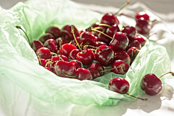 Cerezas en día soleado — Foto de Stock