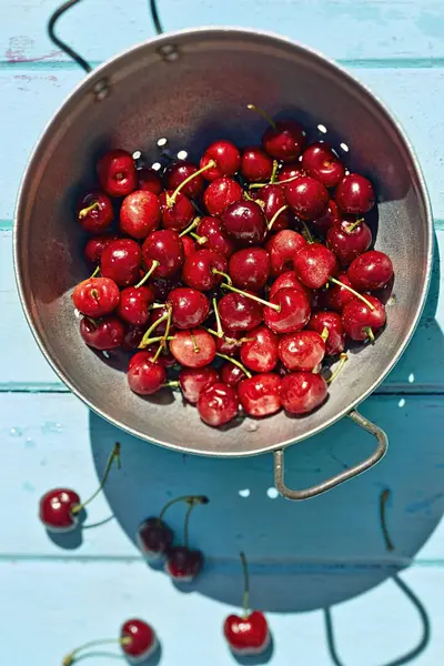 Cerezas en día soleado — Foto de Stock