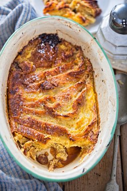 Üzümlü ekmek ve tereyağı pudingi