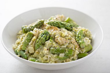 Tavuk ve kuşkonmaz risotto