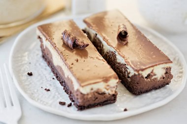 Çikolatalı vanilyalı cheesecake dilimleri