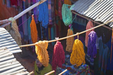 Boyalı yün Marakeş souks içinde kurutma demetleri