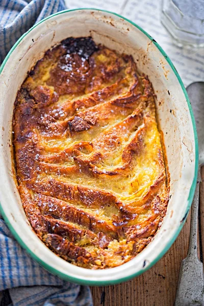 Brød og smørpudding med rosiner – stockfoto