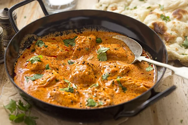 Butter-Hühnercurry mit zarter Hühnerbrust, Sahne, Butter & Honig — Stockfoto