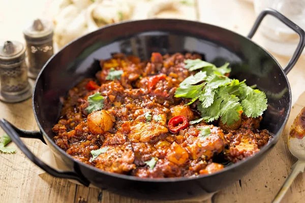 Frango piri piri caril quente e azedo feito com peito de frango marinado, cebolas, tomates e pimentas vermelhas — Fotografia de Stock