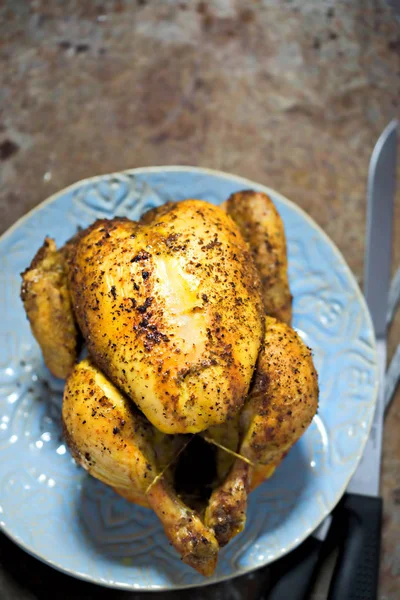 Mavi plaka üzerinde kavrulmuş tavuk 