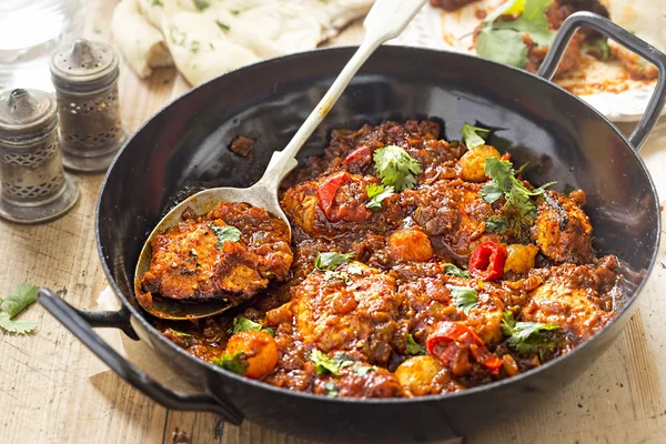 Frango piri piri caril quente e azedo feito com peito de frango marinado, cebolas, tomates e pimentas vermelhas — Fotografia de Stock