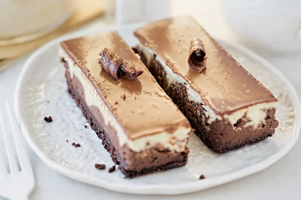 Chocolate vanilla cheesecake slices — Stock Photo, Image