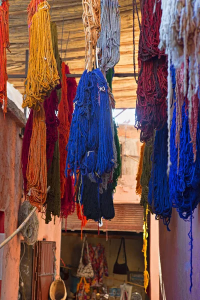 Boyalı yün Marakeş souks içinde kurutma demetleri