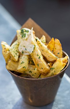 Sarımsak patates kızartması masada