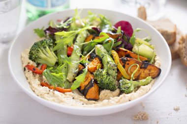Humus kavrulmuş sebze ve salata ile