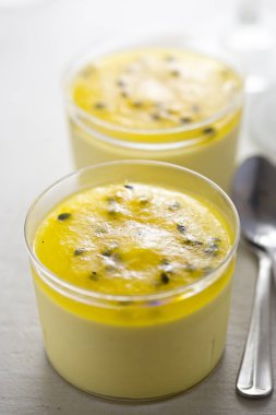 Mango mousse passionfruit jöleli tatlı ile