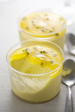 Mango mousse passionfruit jöleli tatlı ile
