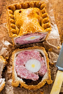 Yumurta ve domuz pie 