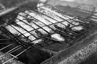 Barbekü üzerinde ham sardalya 