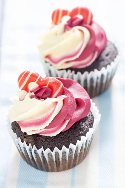 Chocolate cupcake with raspberry-vanilla frosting — Stock Photo, Image