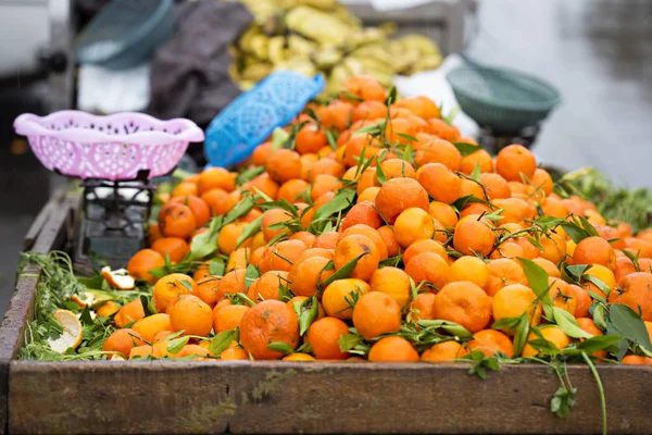 Mandarins on the street stall — Stock Photo, Image