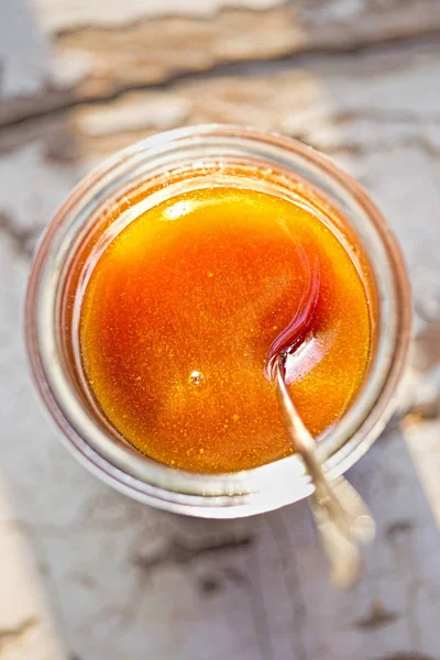 Beyaz arka plan üzerinde Manuka tatlım