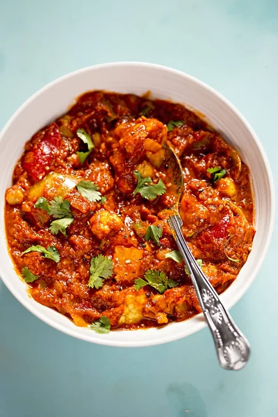 Masala vegetal mista com grão de bico, cebola, pimentão vermelho, feijão verde, couve-flor e abóbora — Fotografia de Stock