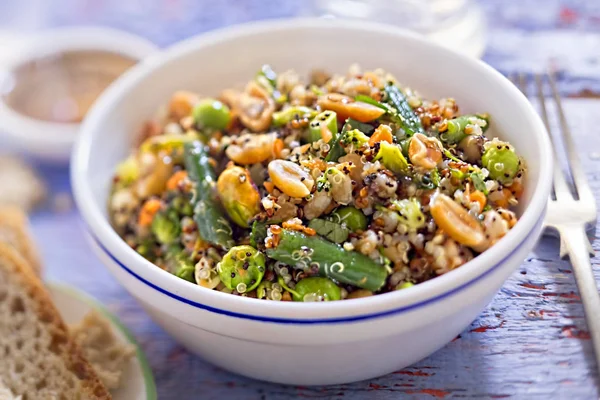 Quinoa, yazıldığını, fıstık, badem, Antep fıstığı salata soya ve zencefil sos ile 