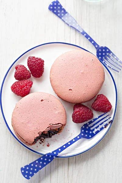 Raspberry macaroons with chocolate, raspberry and summer fruits centre — Stock Photo, Image