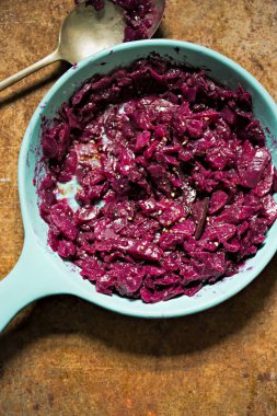 Kızarmış kırmızı lahana ile pancar