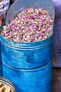 Gül yaprakları üzerinde sokak durak 