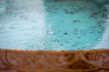 Çeşmeye Marakesh düşen yağmur damlaları