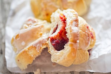 kruvasan ile çilek reçeli 