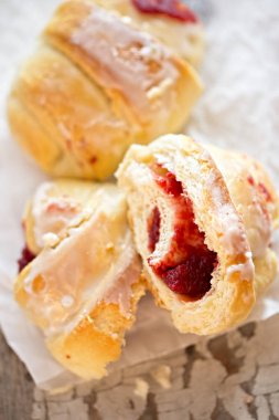 kruvasan ile çilek reçeli 