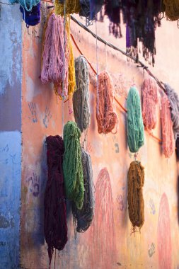 Boyalı yün Marakeş souks içinde kurutma demetleri