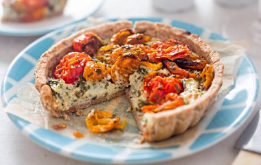 Mozzarella ve fesleğen ile domates tart