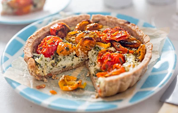 Mozzarella ve fesleğen ile domates tart