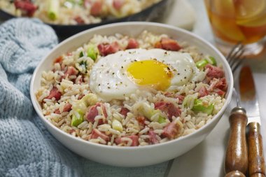 Ham yumurta scallions ile kızarmış pilav