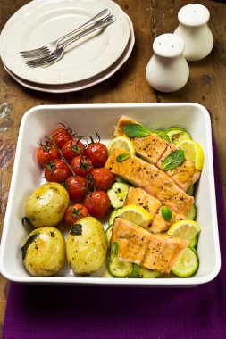 Kiraz domates, kabak ve bebek patates ile Somon