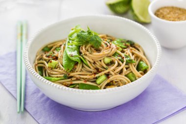 Susam spagetti bezelye ve scallions ile