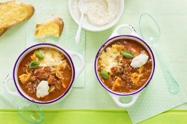 Ricotta ve fesleğen ile lazanya makarna çorbası 