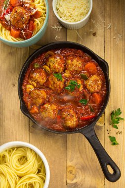 köfte, domates soslu spagetti ile