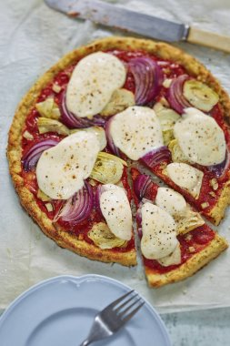 Vegie karnabahar pizza enginar, kırmızı soğan ve mozzarella ile temel