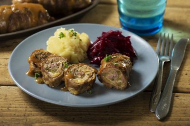 Zrazy Lehçe sığır eti roulades patates püresi ve beetroots ile