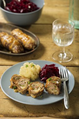 Zrazy Lehçe sığır eti roulades patates püresi ve beetroots ile