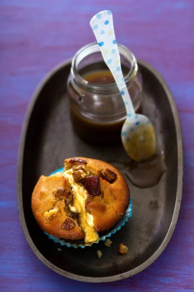 Date toffee muffins with caramel and cream — Stock Photo, Image