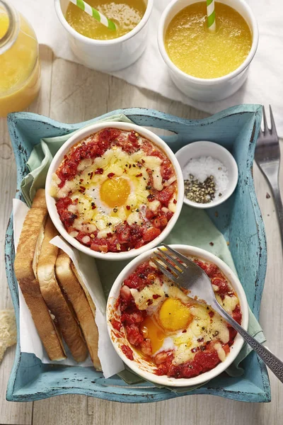 토마토 pancetta 그리고 치즈와 함께 구운된 계란 — 스톡 사진