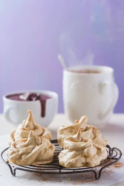 Meringues de café avec sauce au chocolat — Photo