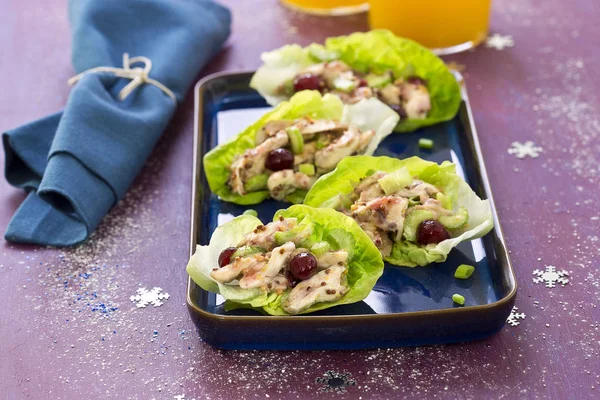 Kızılcık tavuk salata marul yaprakları üzerinde 