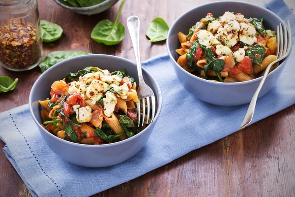 Penne Rosa Pasta con espinacas y queso —  Fotos de Stock