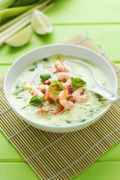 Зеленый тайский суп с креветками
