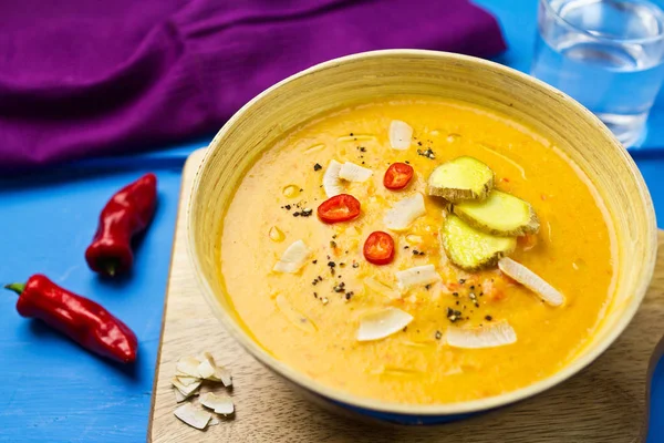 Kırmızı mercimek çorbası, kırmızı biber ve Hindistan cevizi çorbası