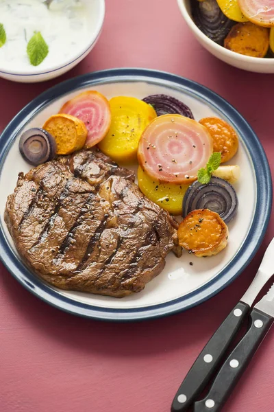 Steak avec salade de betteraves et sauce mayonnaise — Photo